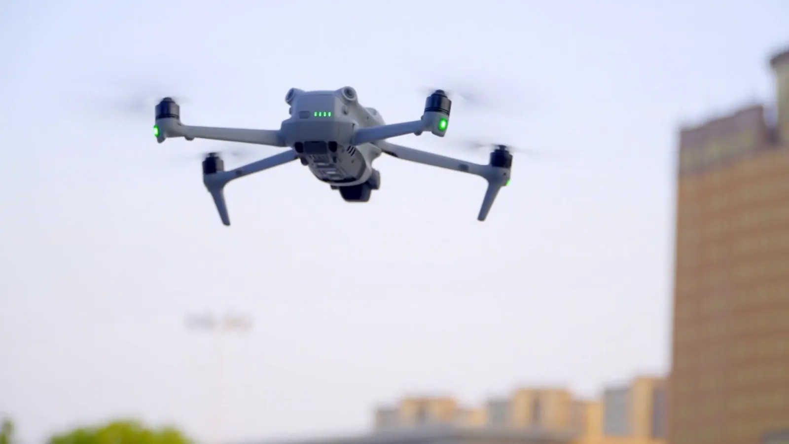 Dron podczas nagrania — content creator dla firmy pokazuje jej pracę z nowej perspektywy