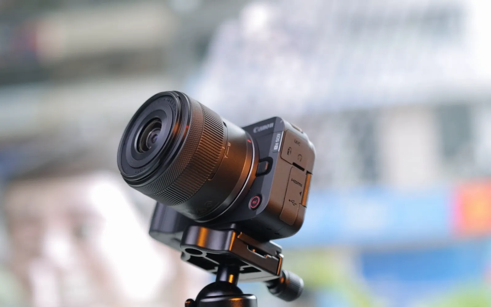 Kamera na statywie podczas sesji — content creator dla firmy